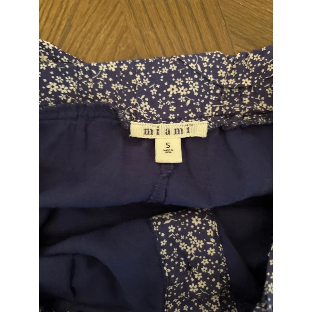 Mi Ami women's shorts small blue soft‎ floral